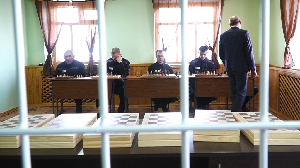 В алтайской колонии прошел сеанс одновременной игры в шахматы с руководителем федерации Фото №1