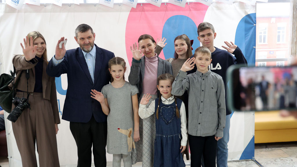 40 семей приняли участие в торжественном открытии Года семьи в Алтайском крае Фото №1