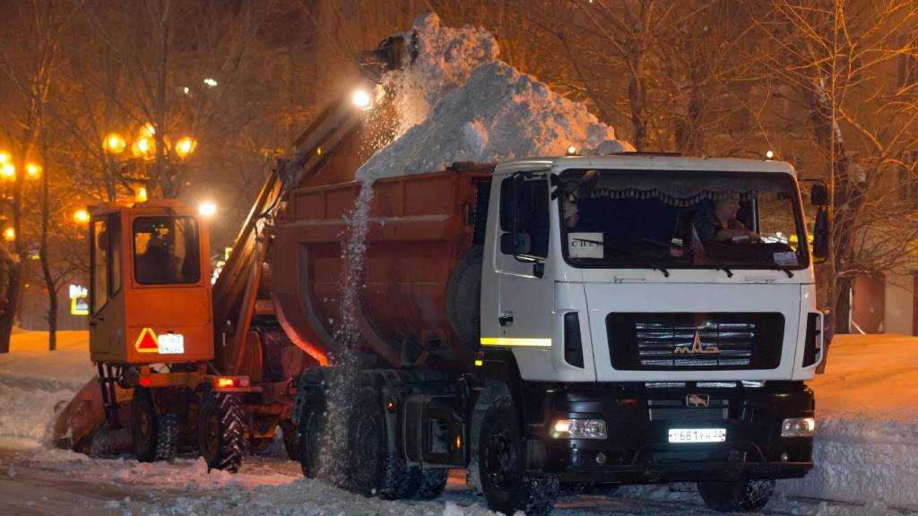 Вячеслав Франк поручил барнаульским службам усилить очистку дорог и дворов Фото №1