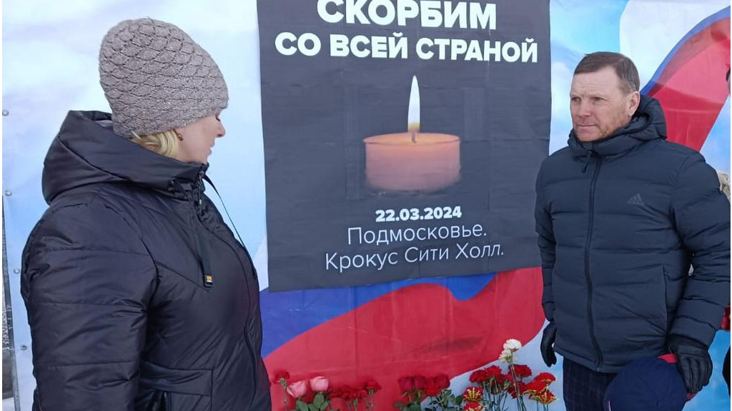 Жители Алтайского края несут цветы в память о жертвах теракта Фото №3