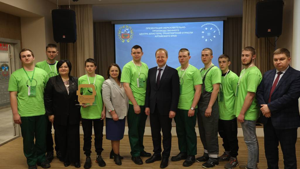 Виктор Томенко оценил, в каких условиях обучают специалистов транспортной отрасли Фото №2