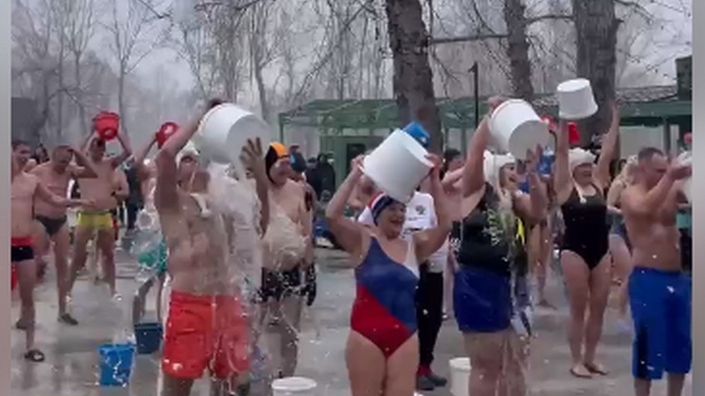 В Барнауле установили рекорд по массовому обливанию холодной водой Фото №1