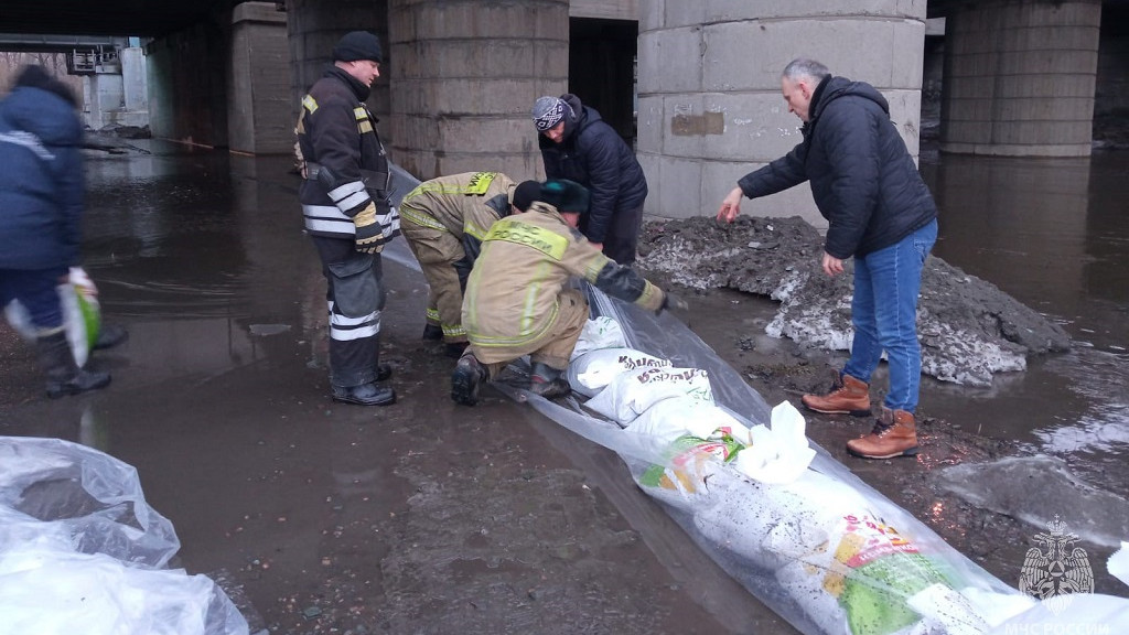 В Первомайском районе и Новоалтайске возводят защитные дамбы, чтобы остановить талые воды Фото №2