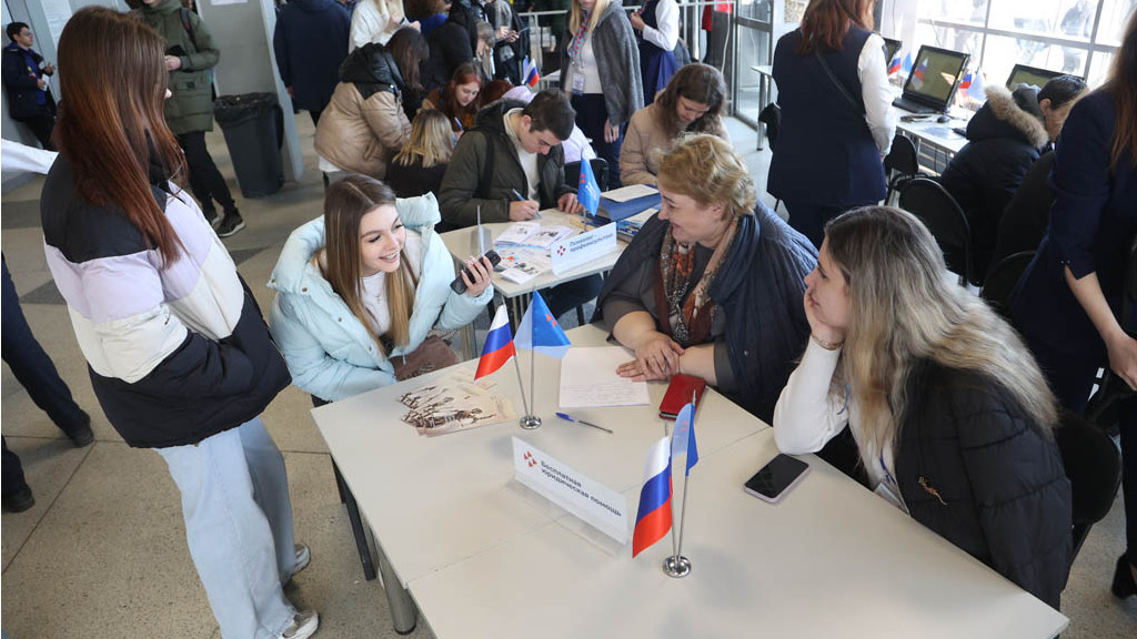 В Барнауле в спорткомплексе «Титов Арена» «играли» работодатели и соискатели Фото №3
