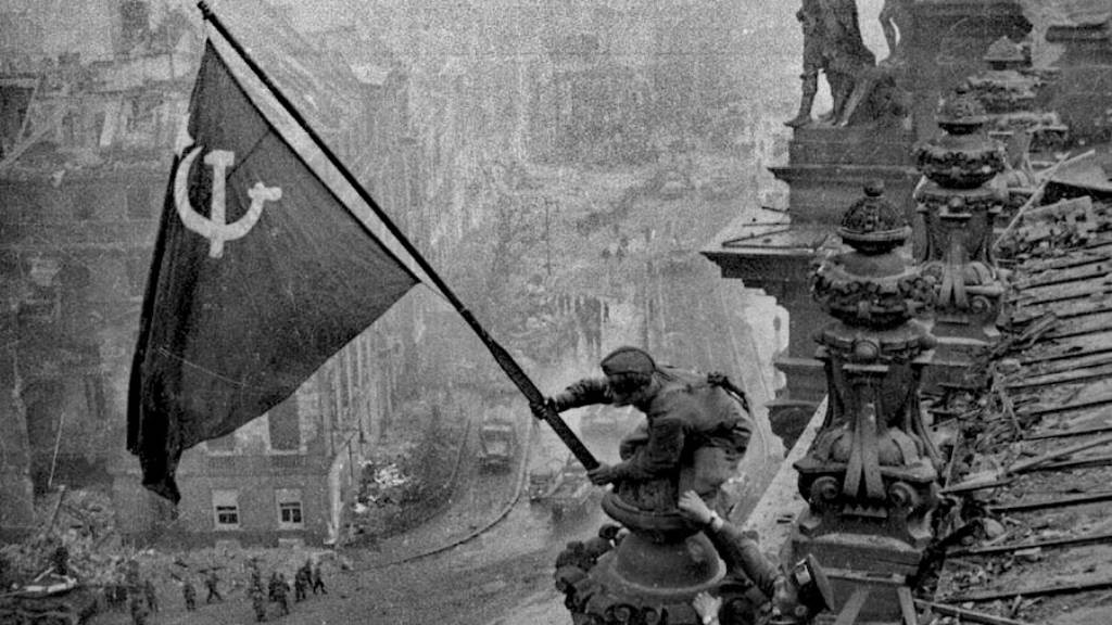 Фото: Евгений Халдей / «Поднятие флага над рейхстагом»