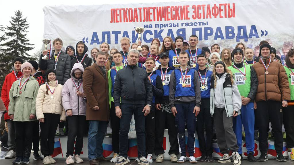 Призеры 68-й легкоатлетической эстафеты на призы газеты «Алтайская правда» получили свои награды Фото №1