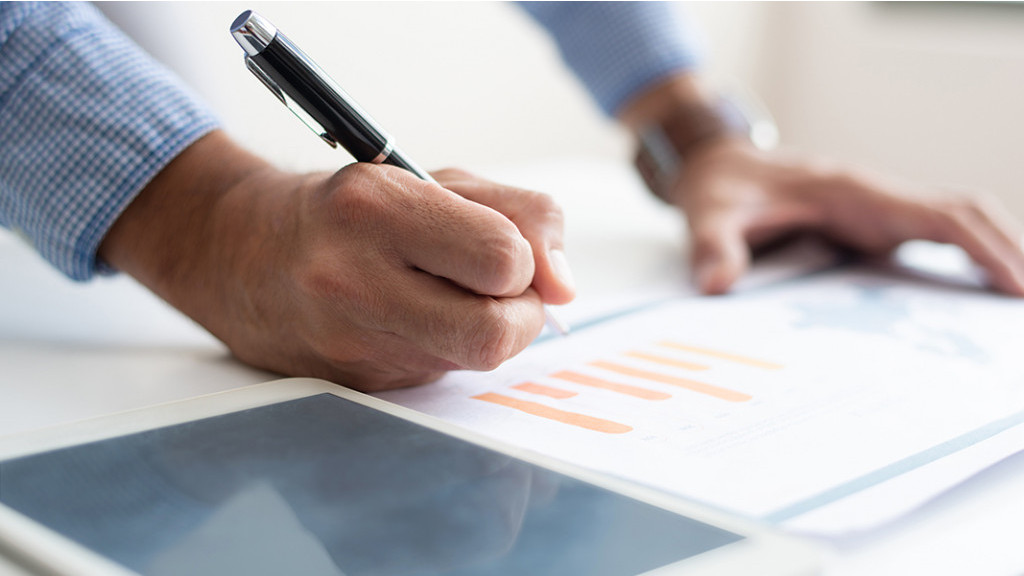 Фото: https://ru.freepik.com/free-photo/closeup-of-man-analyzing-business-data_3628605.htm#fromView=search&page=4&position=10&uuid=1145e31f-73d5-429b-8da6-dda2d8686b3d