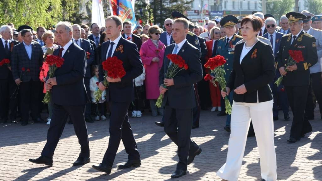 Виктор Томенко вместе с ветеранами возложил цветы к Мемориалу Славы Фото №1