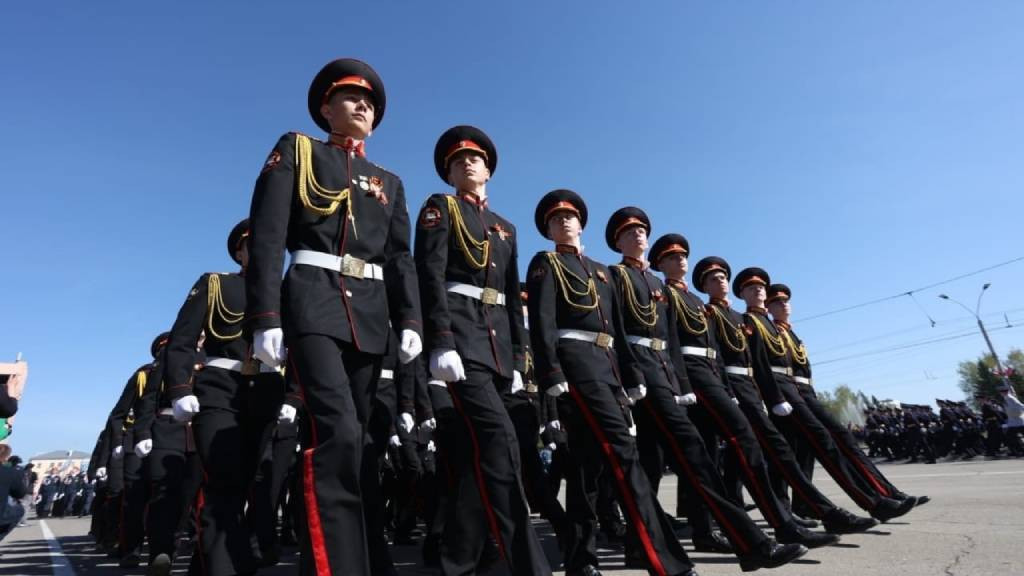 В Барнауле прошло торжественное построение и шествие войск Барнаульского гарнизона Фото №1