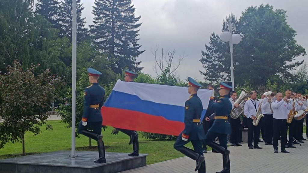 В Барнауле возложили цветы к стеле "Город трудовой доблести" Фото №2