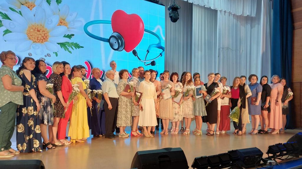 В Заринске вручили первые дипломы по специальности «Сестринское дело» выпускникам, обучавшимся при городской больнице Фото №1