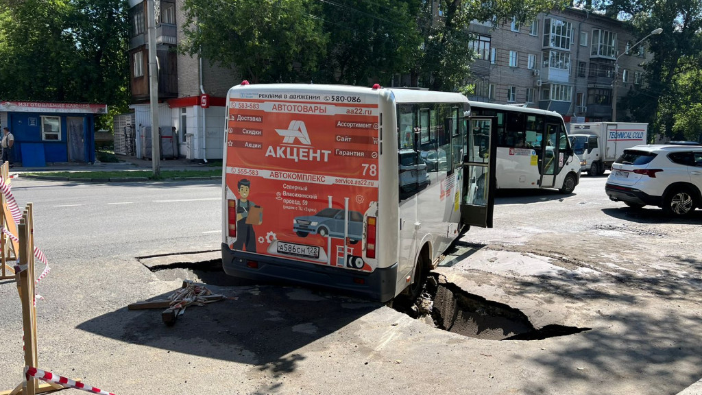Барнаульская маршрутка провалилась посреди улицы в дорожную яму Фото №2