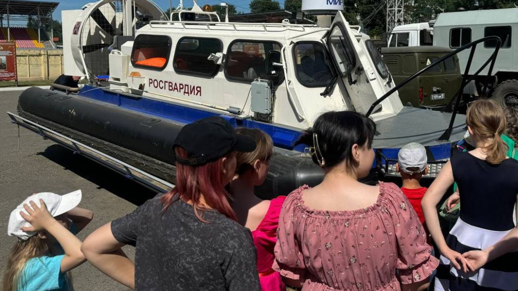 В гостях у бойцов ОМОН «Форпост» побывали юные бийчане – воспитанники центра «Надежда» Фото №1