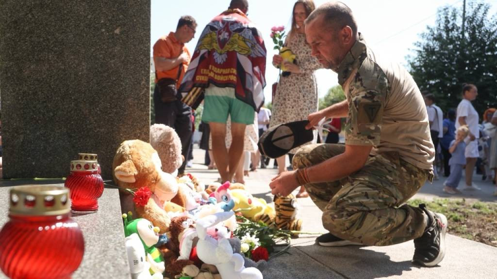 В Барнауле почтили память детей – жертв войны в Донбассе Фото №1