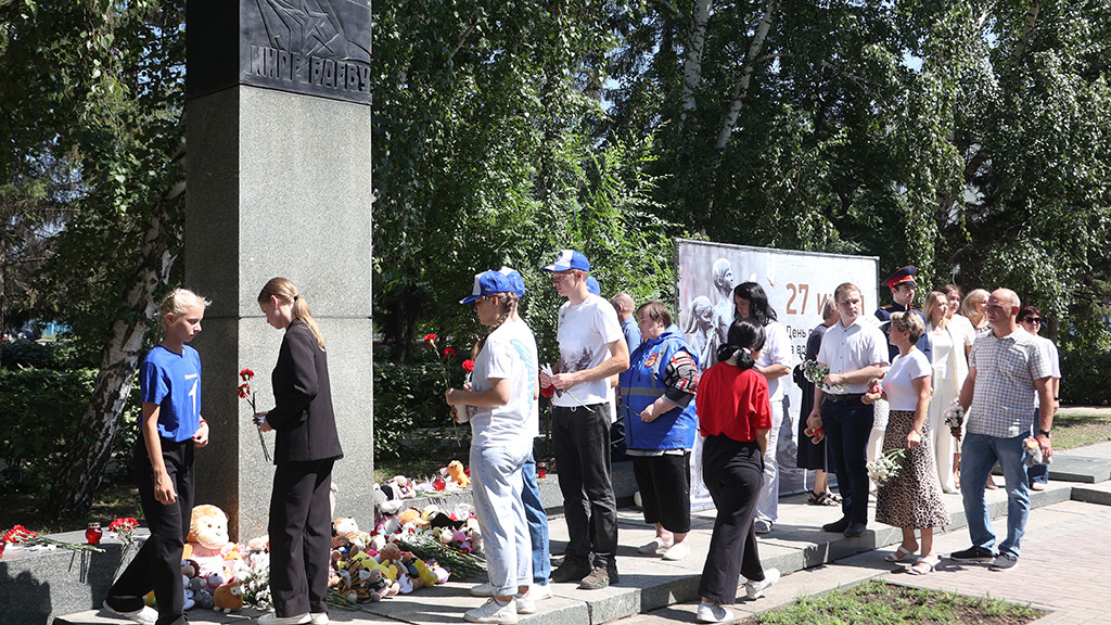 В Барнауле прошла акция ко Дня памяти детей – жертв войны в Донбассе Фото №1