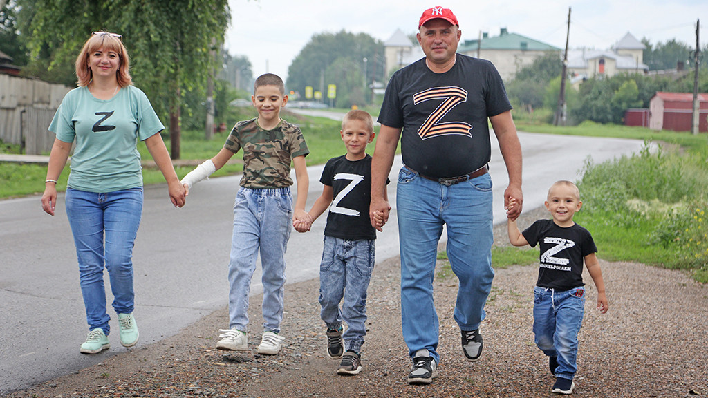 Как в многодетной семье из Шипуново воспитывают любовь к Родине Фото №1