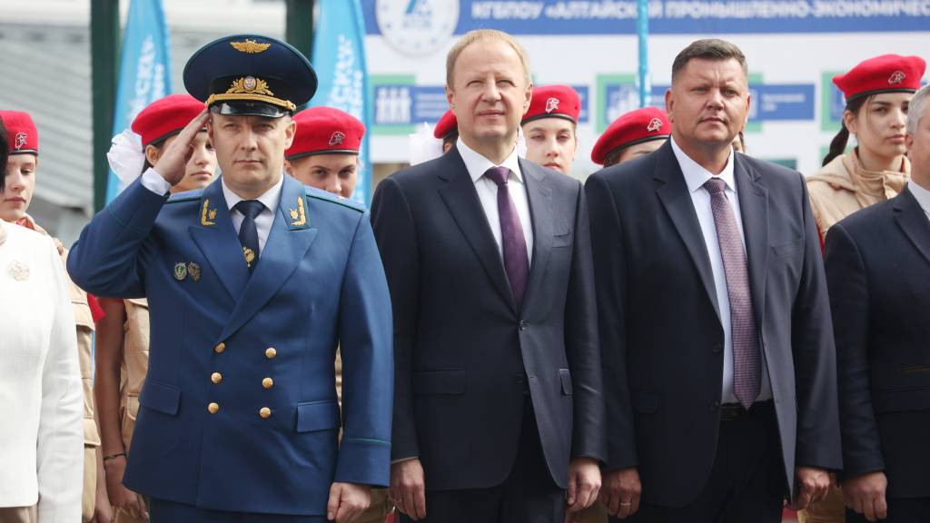 Губернатор Алтайского края вручил сертификаты на именную стипендию учащимся АПЭК Фото №2