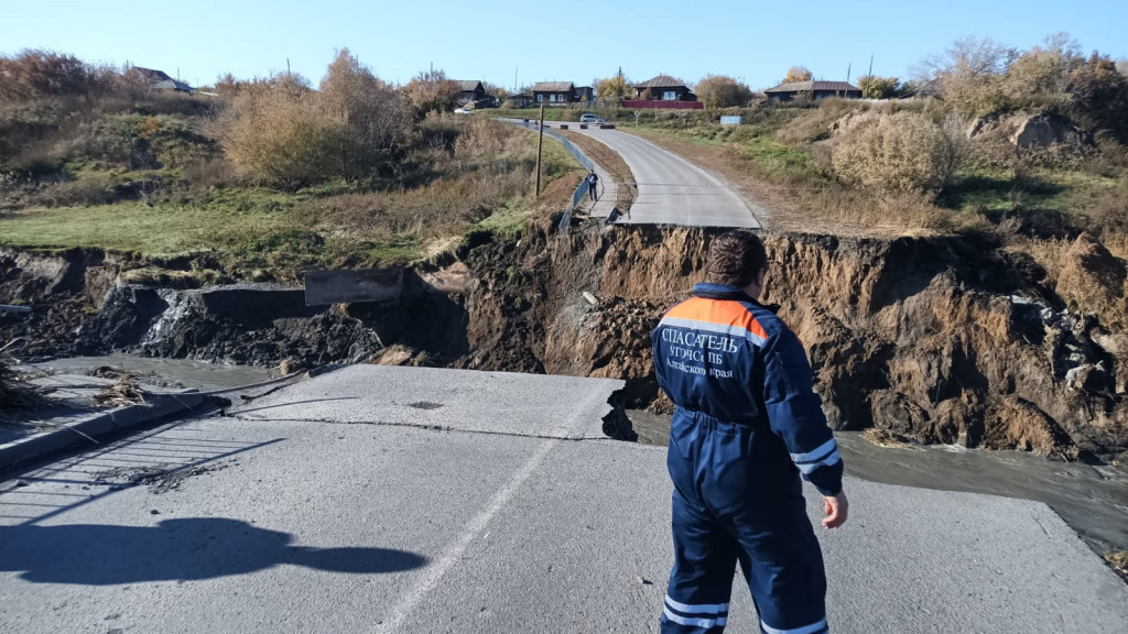 Восстановление пешеходного моста в Шелаболихе начнется на этой неделе Фото №1
