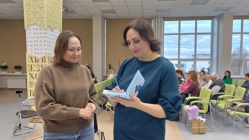 В Барнауле презентовали книгу двух авторов «Без оглядки на маму» Фото №3