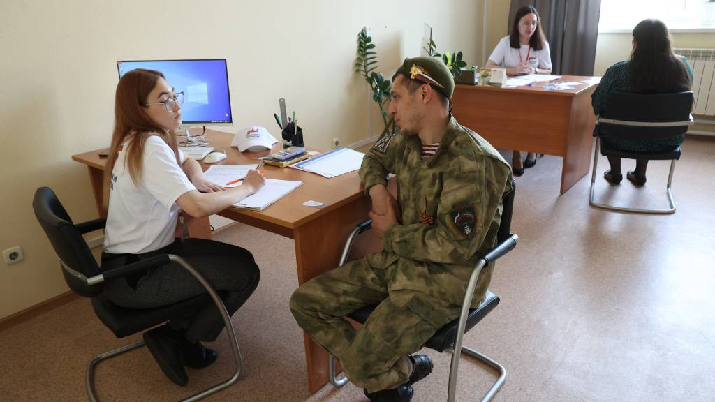 Губернатор Виктор Томенко пообещал помочь решить спорные вопросы, связанные с поддержкой участников СВО Фото №1