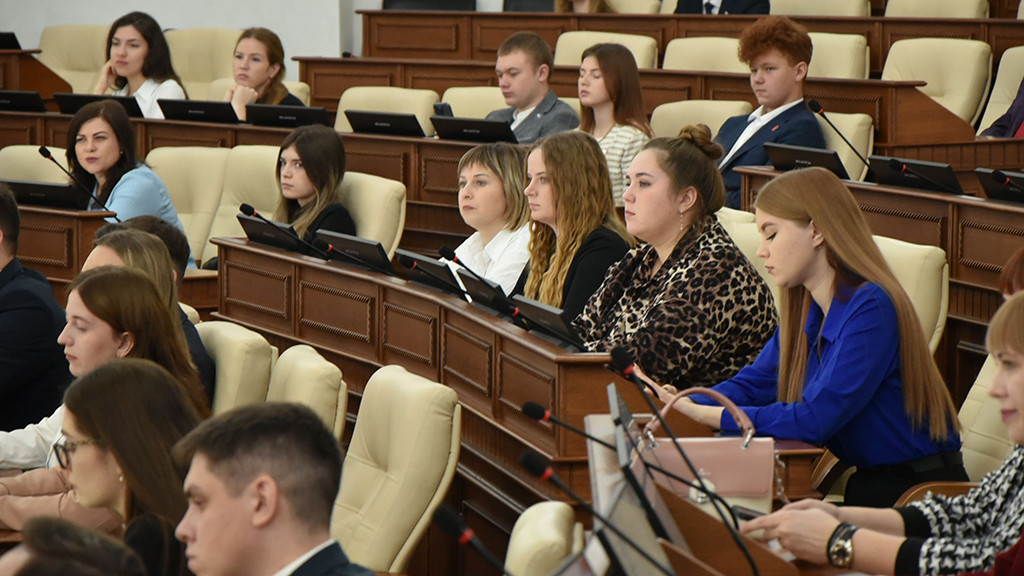 Молодёжный парламент Алтайского края предложил выделять студенческим семьям комнату в общежитии Фото №1