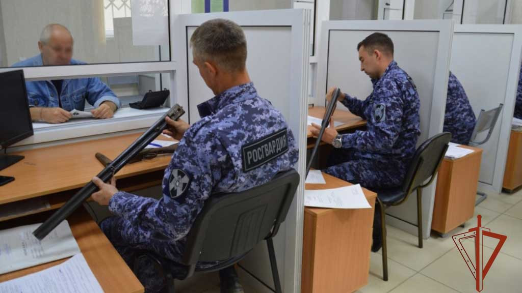 Алтайские охотники сдают свое оружие на нужды СВО Фото №1