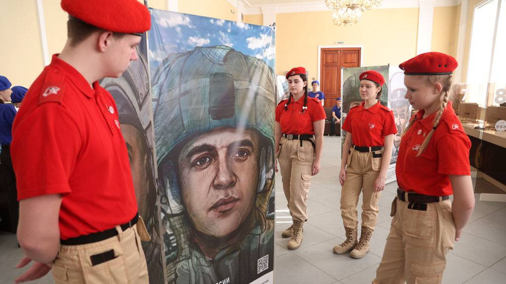 В марте и апреле в Парламентском центре пройдут выставки, посвященные героям спецоперации, их женам и матерям Фото №1