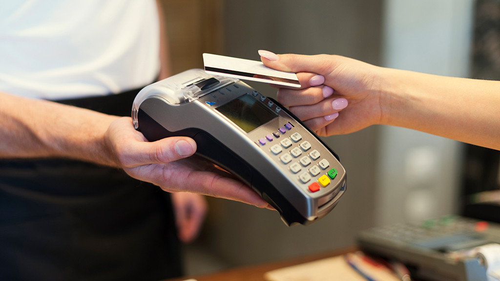 Фото: https://www.freepik.com/free-photo/close-up-customer-paying-by-credit-card_10896159.htm