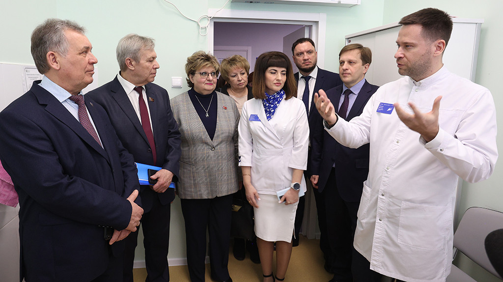 Успеть за 60 минут: депутаты АКЗС изучили опыт ускоренной диспансеризации Фото №2