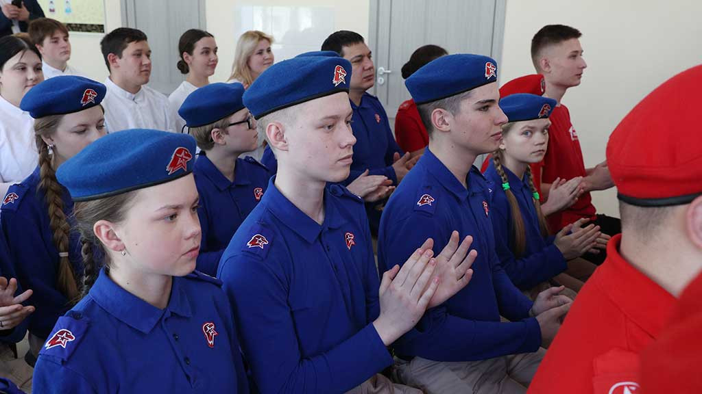 Виктор Томенко пообщался со школьниками и студентами Родинского района Фото №2
