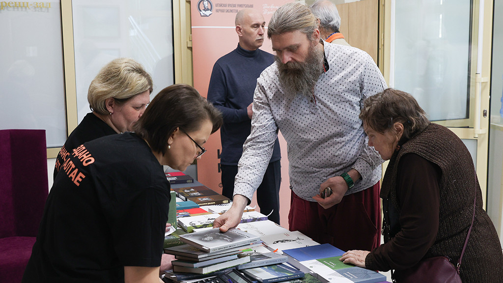 В 2025 году краевой фестиваль книги «Издано на Алтае» проходит с небывалым масштабом Фото №1