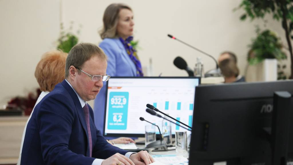 В Алтайском крае направят почти 3 млрд рублей на повышение заработной платы бюджетников Фото №1