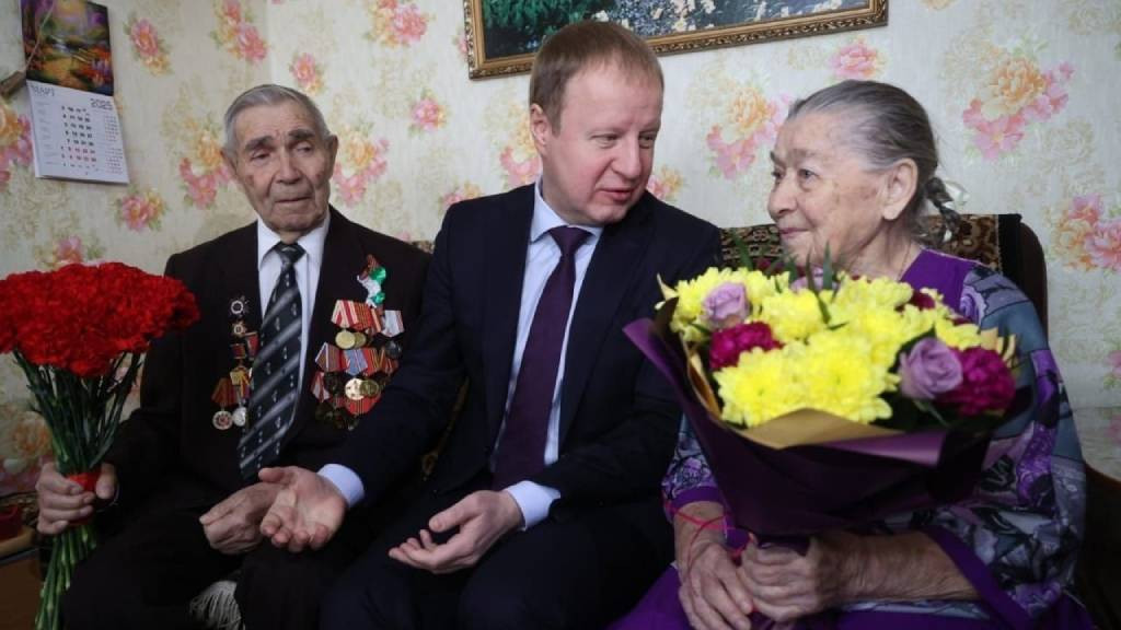 Супругам из Новоалтайска вручили юбилейные медали к 80-летию Победы в ВОВ Фото №1