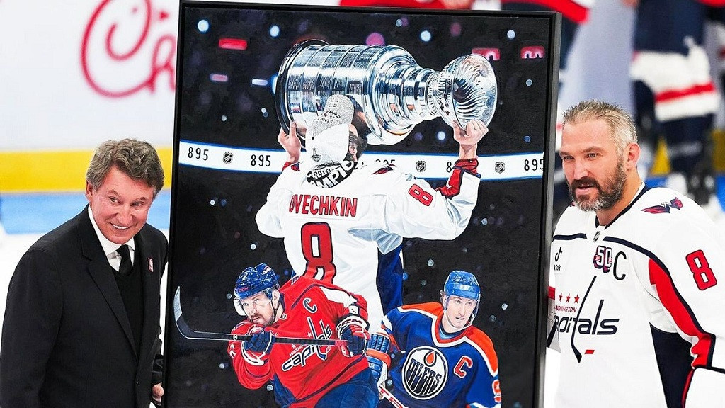 Фото: nhl.com / Уэйн Гретцки и Александр Овечкин на церемонии чествования русского снайпера