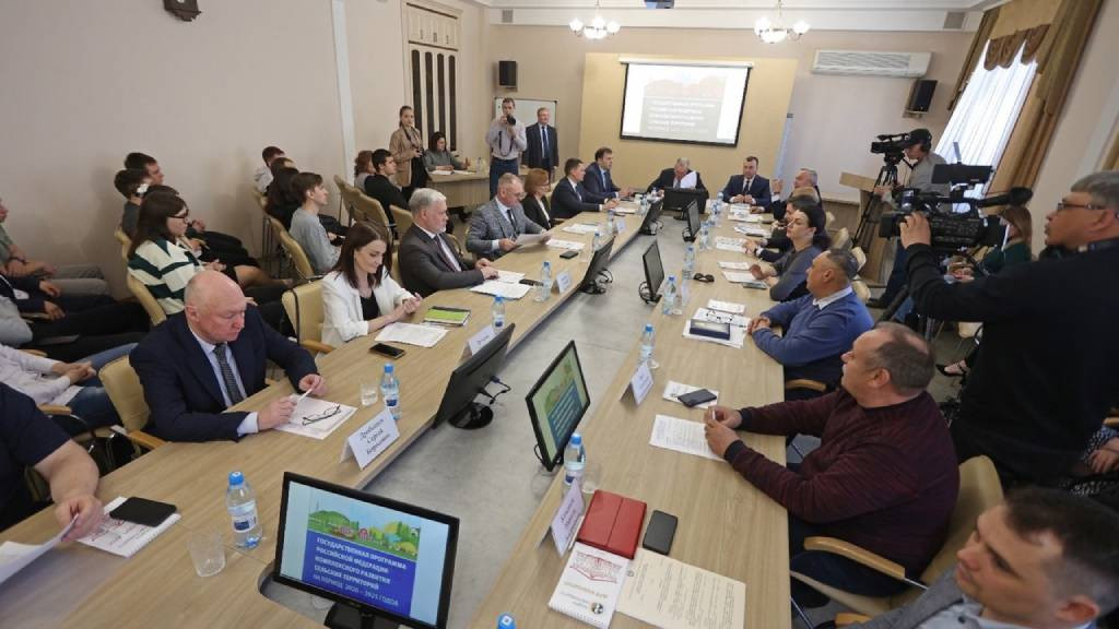 В Алтайском крае власти и фермеры обсудили развитие сельских территорий со студентами аграрного вуза Фото №1