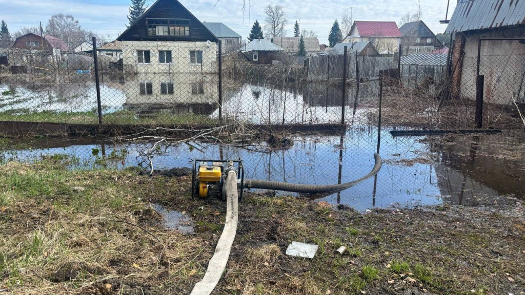 В селе Лебяжьем и посёлке Борзовая Заимка продолжают откачивать воду с низменных мест Фото №1