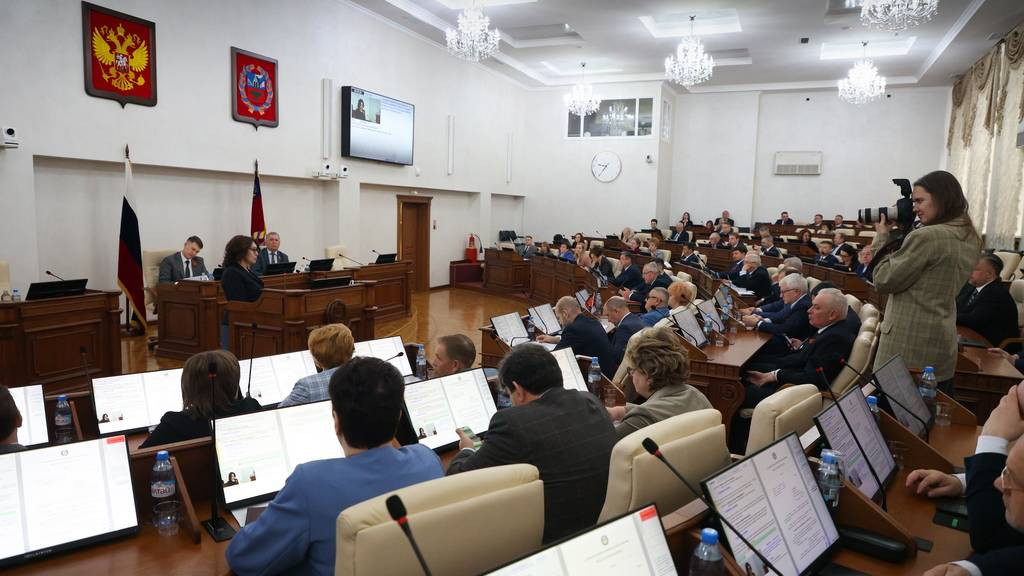 Губернатор Алтайского края и Председатель АКЗС поздравили с Днем российского парламентаризма Фото №1