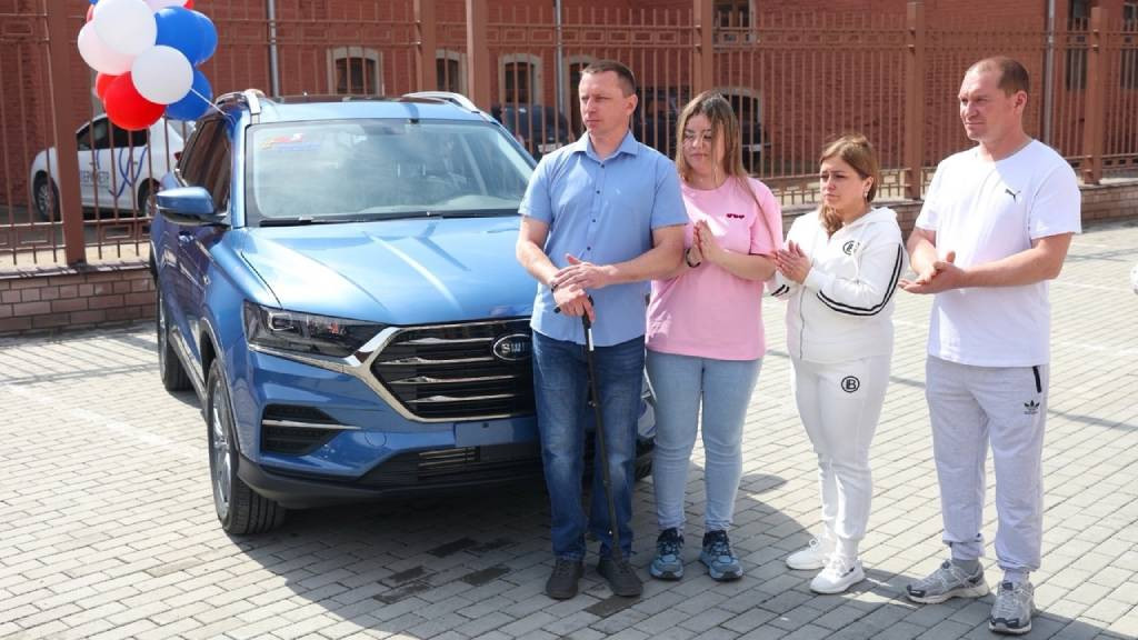 В Алтайском крае участникам СВО вручили ключи от автомобилей Фото №1
