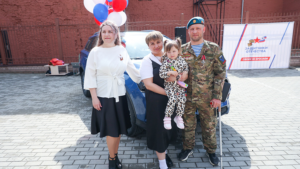 В Барнауле впервые вручили автомобили ветеранам боевых действий, получившим тяжелые ранения на СВО Фото №2
