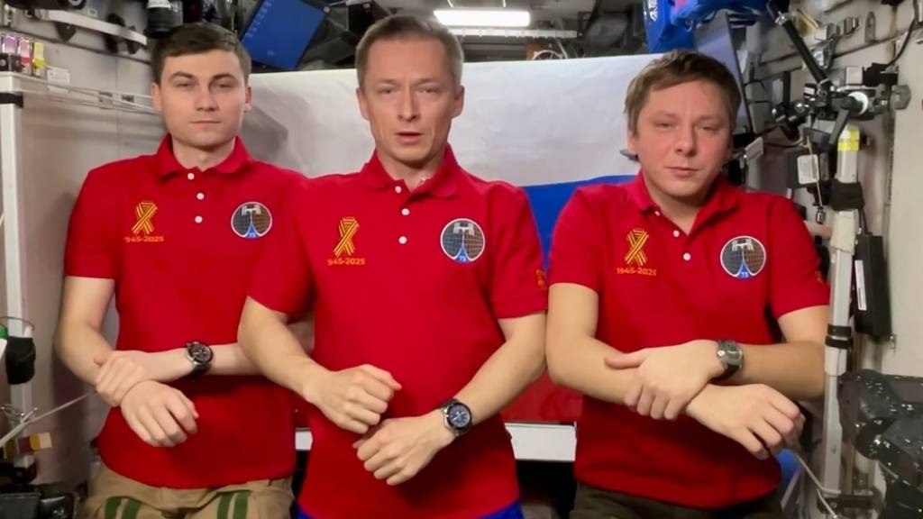 Российские космонавты поздравили жителей Алтайского края с Днем Победы Фото №1