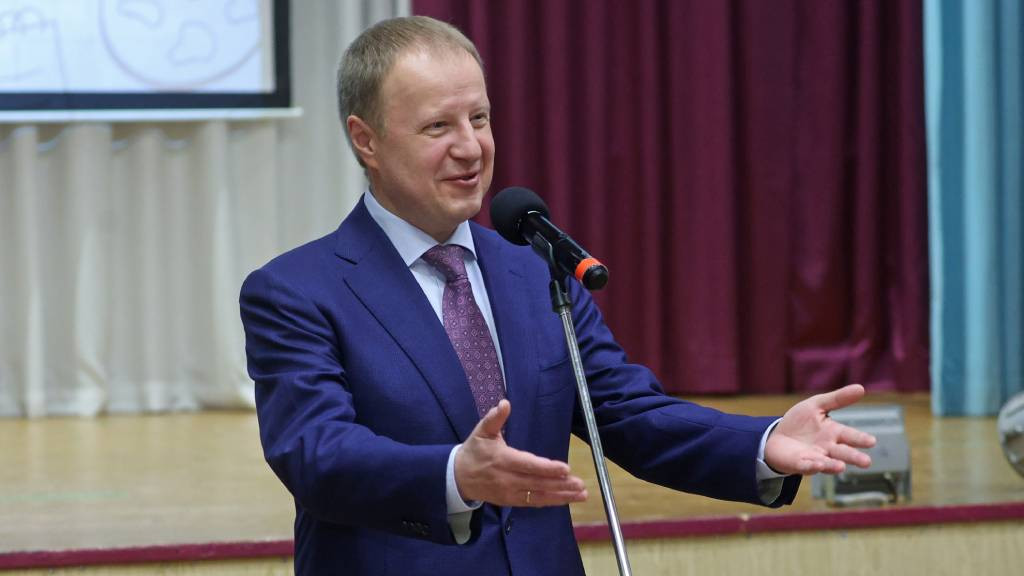 Виктор Томенко поздравил выпускников барнаульской школы Фото №1