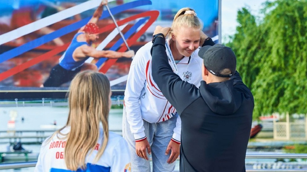 Фото: Федерация каноэ России / Анастасию Кравченко награждает олимпийский чемпион Максим Опалев