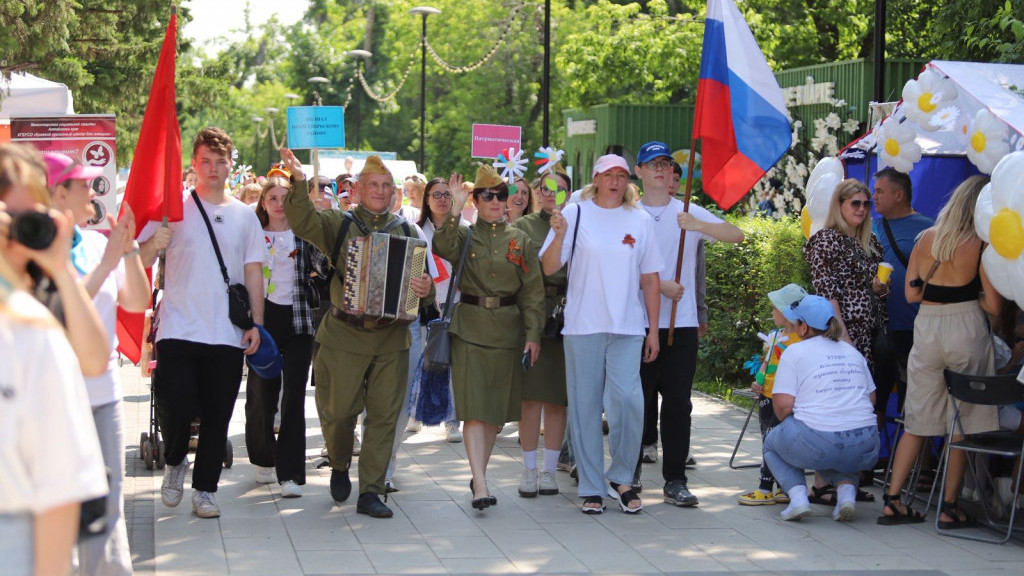 В Алтайском крае на фестивале-ярмарке представили социальные инициативы для семей Фото №1