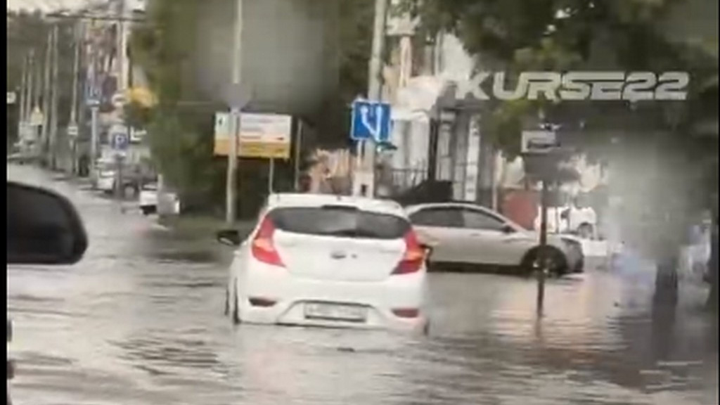После мощного ливня в Барнауле затопило водой проспект Ленина Фото №1