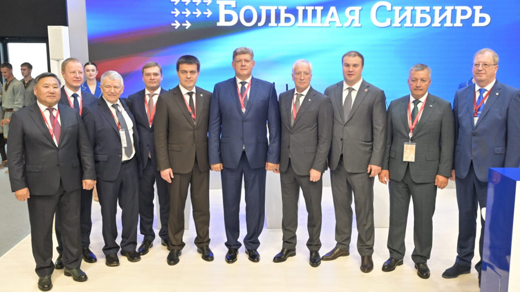 Виктор Томенко принял участие в открытии стенда «Большая Сибирь» на XXVIII Петербургском международном экономическом форуме Фото №1