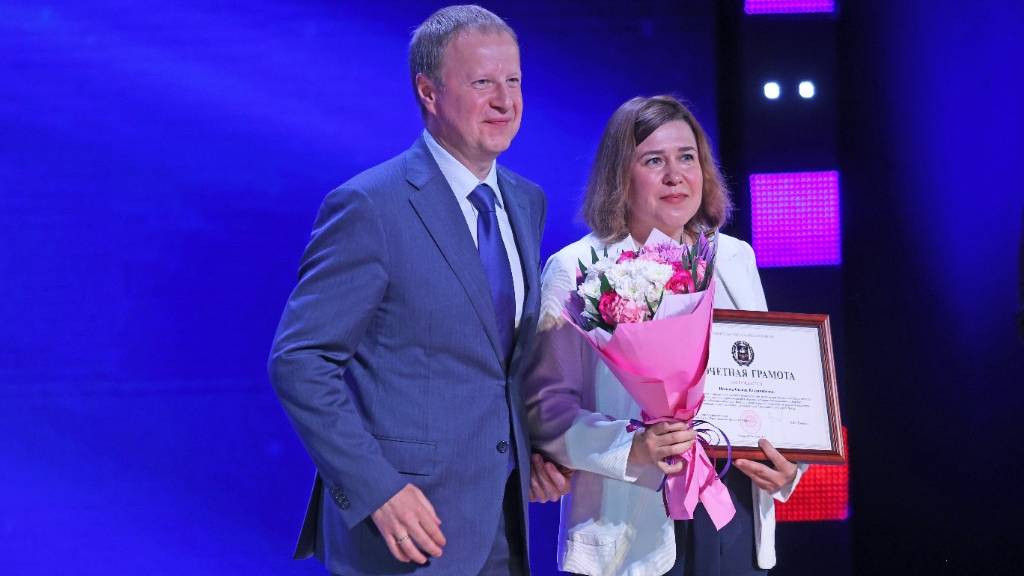 Виктор Томенко вручил награды сотрудникам Краевой клинической больницы Фото №1