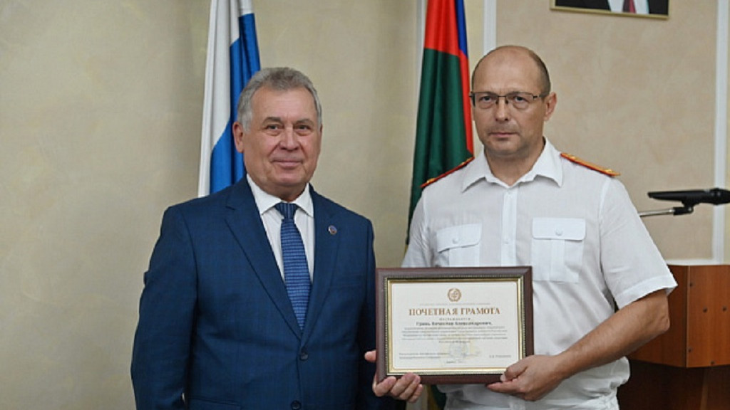 Спикер АКЗС Александр Романенко поздравил с профессиональным праздником алтайских следователей Фото №1