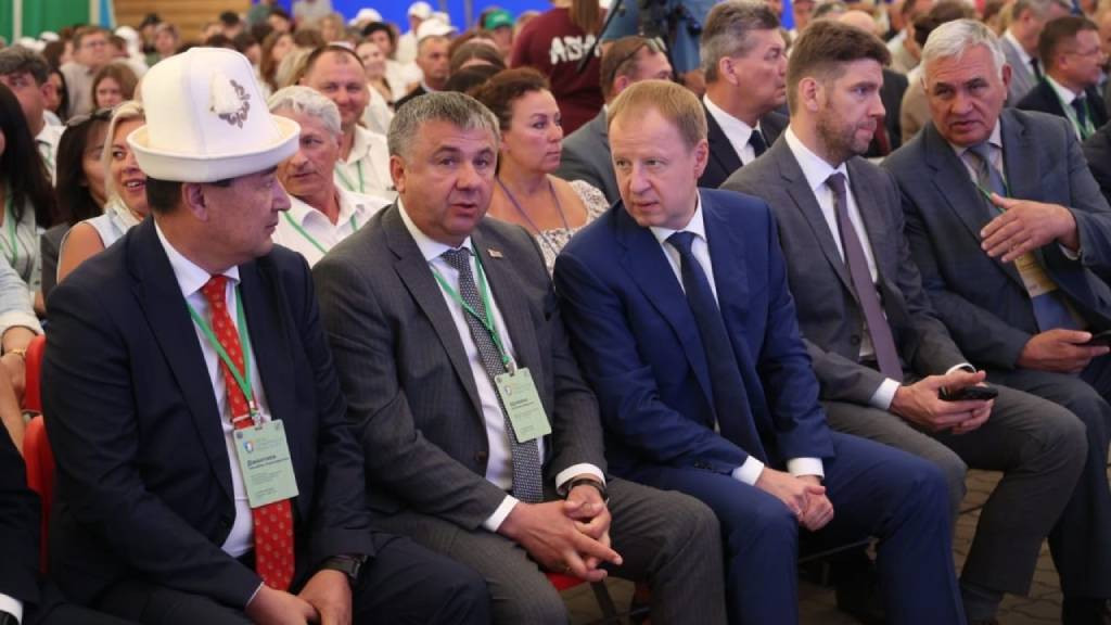 Более 350 компаний-участников, свыше 700 образцов техники и тысячи гостей – в Алтайском крае стартовал агрофорум «День Сибирского поля» Фото №2