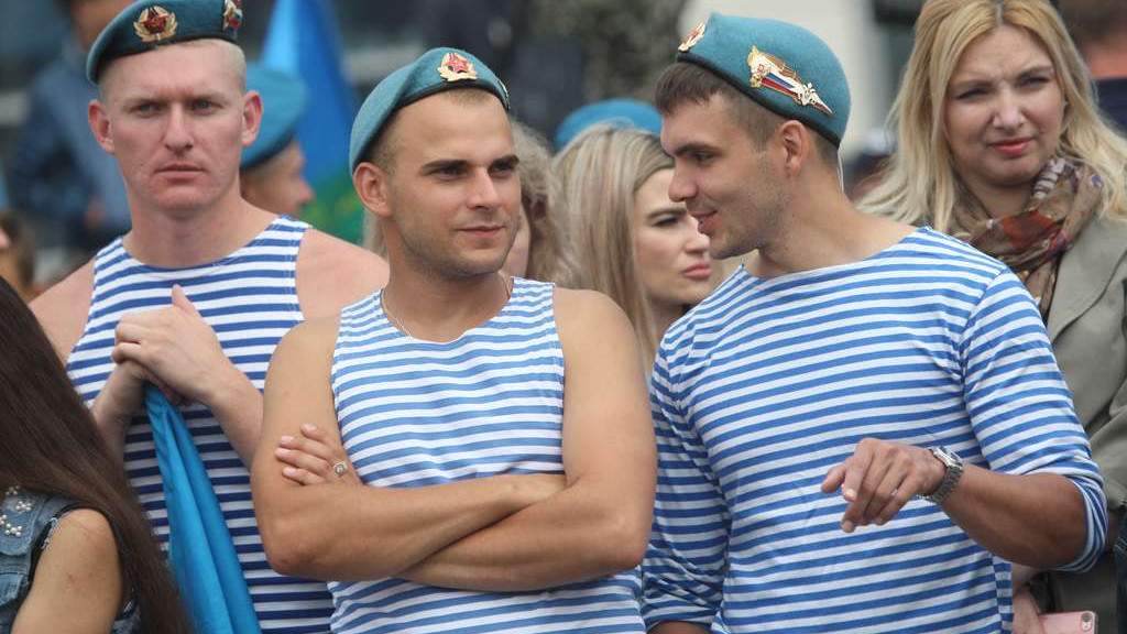 Виктор Томенко и Александр Романенко поздравили бойцов и ветеранов с Днем ВДВ Фото №1