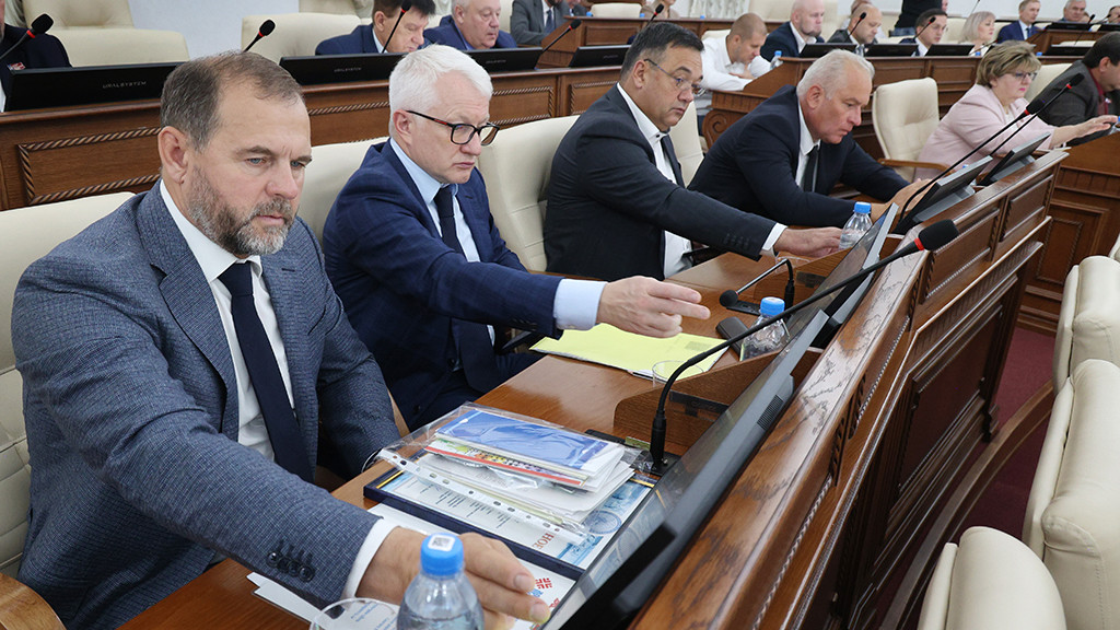 Алтайские депутаты провели первую после летних каникул сессию Фото №1